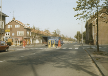 117486 Afbeelding van verkeersbrigadiers op de oversteekplaats voor voetgangers in de Constant Erzeijstraat te Utrecht, ...